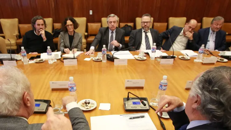 Precios, salarios y empleo: Alberto quiere un Consejo Económico por ley y ya busca regular la canasta alimentaria