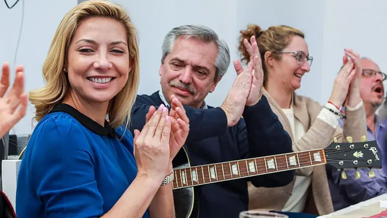 La novia de Alberto F.  ya se prueba el traje de primera dama: definiciones sobre pobreza, aborto y el rol de la mujer