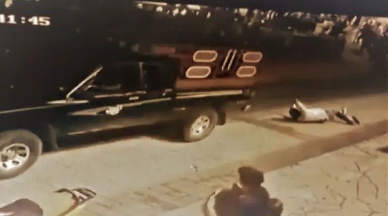 Video: atan a un auto y arrastran a un político que no cumplió las promesas de campaña