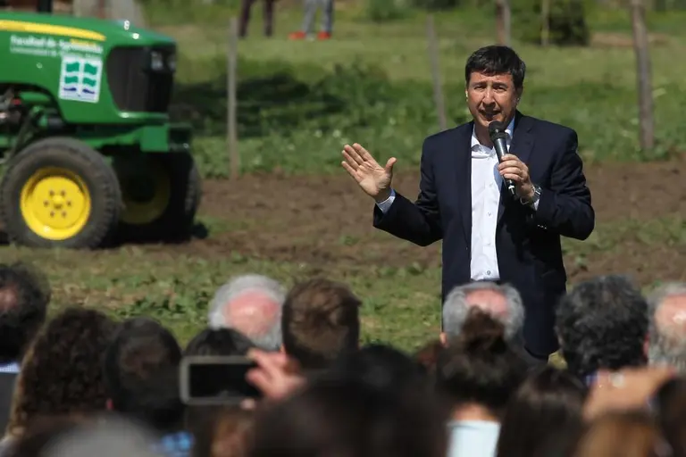 Daniel Arroyo se pone al frente del plan de Alberto F para combatir el hambre y negocia con alimenticias