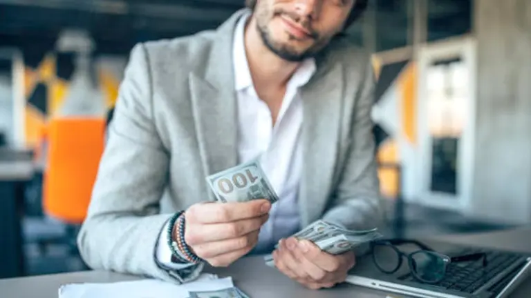 Un 11% de los CEO ya tiene "dolarizado" su sueldo, por más que cobra en moneda local