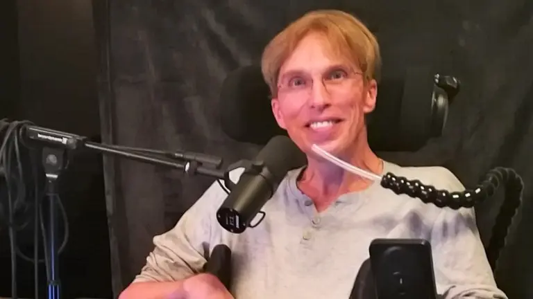 Le diagnostican una enfermedad fatal y decide transformarse en el primer cíborg en la historia