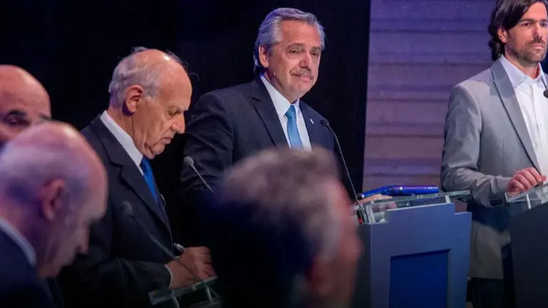 Fernández, suelto y punzante, aventajó a un Macri demasiado volcado a la defensiva