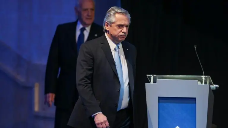 Alberto Fernández: "No sé en qué país vive Macri, los dólares que nos dio el FMI se los llevaron sus amigos"