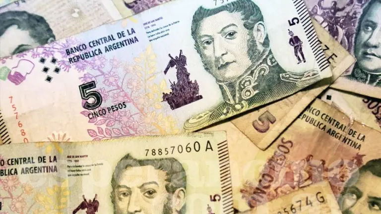 Por falta de monedas, se posterga un mes el retiro de circulación de los billetes de $5