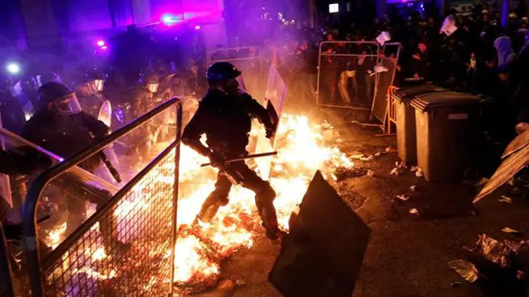 Tensión en Barcelona: siguen las protestas y enfrentamientos tras la condena a separatistas