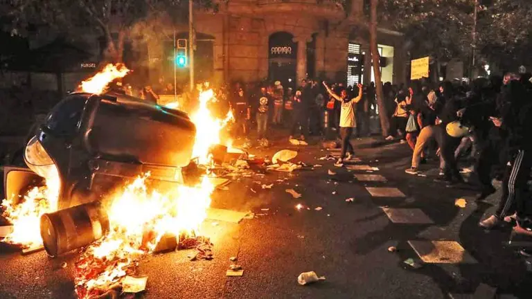 Arde Cataluña: los disturbios dejaron más de 180 heridos y 80 detenidos