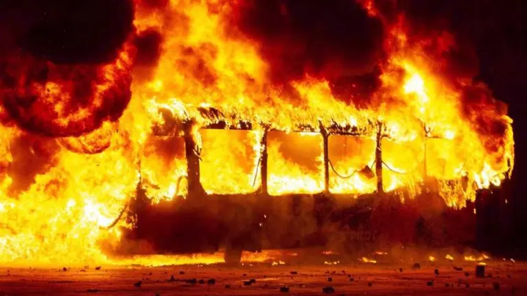 Disturbios masivos: las imágenes de las protestas en Santiago por el alza del precio del metro