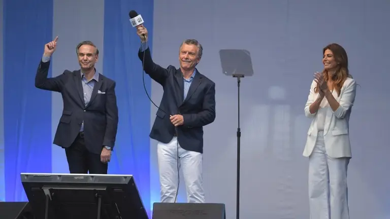 Ante una multitud, Macri cuestionó al kirchnerismo y reforzó el llamado para "dar vuelta" la elección