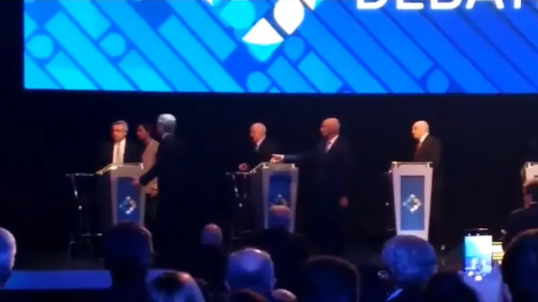 Video: el momento incómodo del debate presidencial que no transmitió la televisión