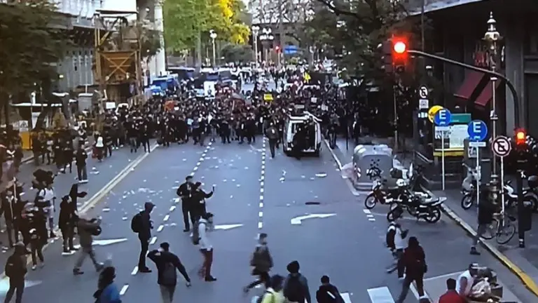 Destrozos e incidentes frente al consulado de Chile en Argentina: gases lacrimógenos y detenidos