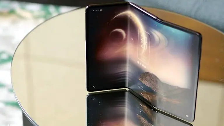 ¿Un teléfono móvil que se pliega en tres partes?