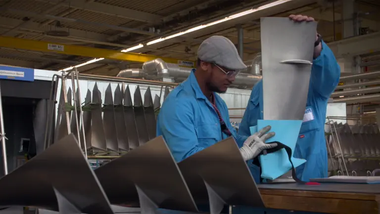 Aerolínea fabrica piezas de aviones reciclando botellas plásticas que consumen sus pasajeros