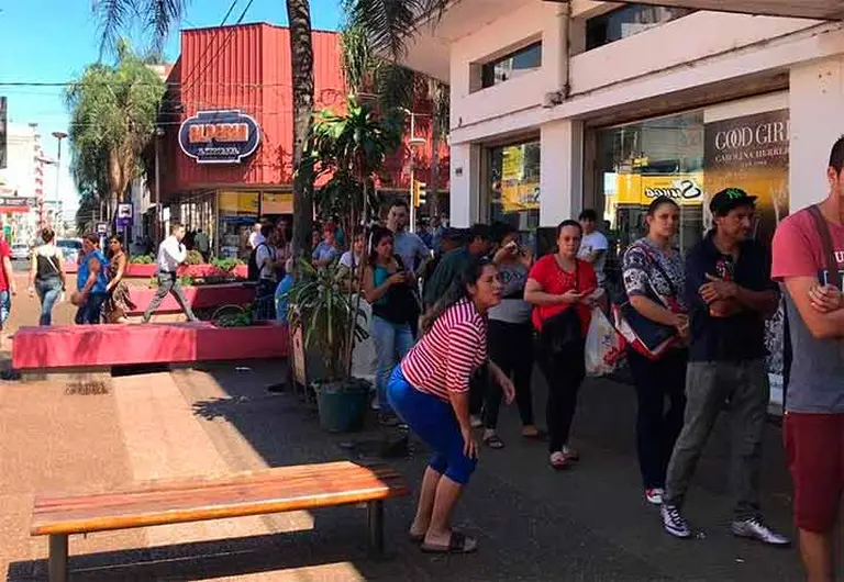 "Fiebre verde" en Posadas: se forman filas de más de 200 metros para comprar dólares