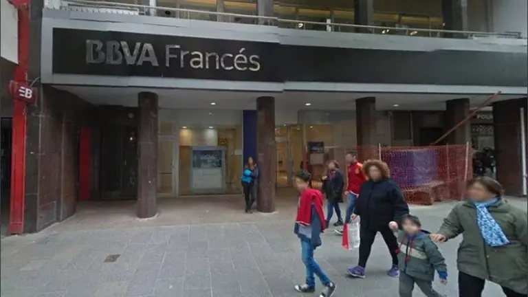 Tensión por el dólar: el BBVA Francés limitó la entrega de billetes a clientes