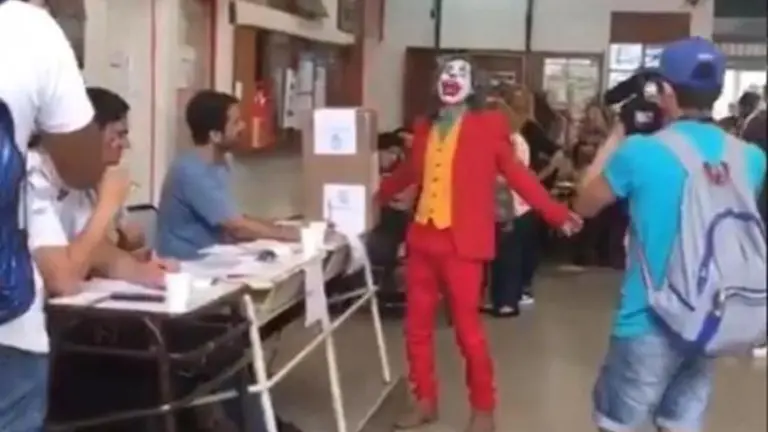 Video: votó vestido de "El Guasón" en una escuela de Lanús