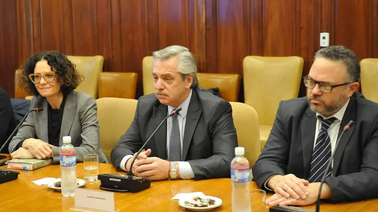 Alberto Fernández junto a Cecilia Todesca y Matías Kulfas.