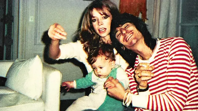 La historia de excesos de los Rolling Stones, según la ex esposa de Ronnie Wood