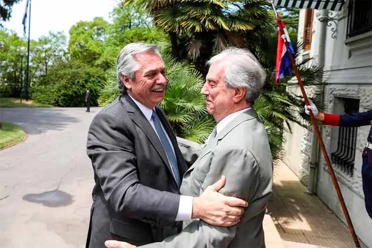 Alberto Fernández se reunió con Tabaré Vázquez antes de al candidato del Frente Amplio en Uruguay