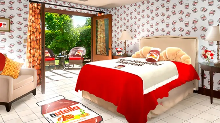 ¿Por qué la comida y bebida del minibar del hotel es tan cara?