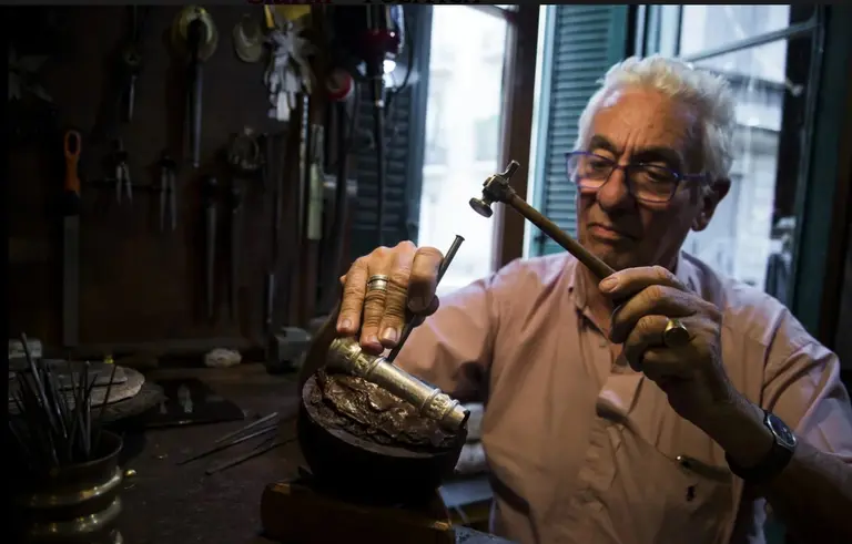 A pedido de Fernández, el bastón presidencial llevará la frase "Argentina de pie"