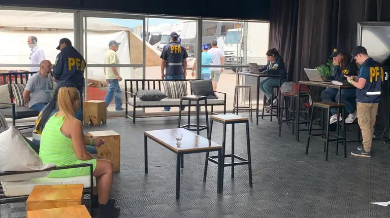 Escándalo en el automovilismo: detienen a una mujer acusada de prostituir promotoras en plena carrera del TN