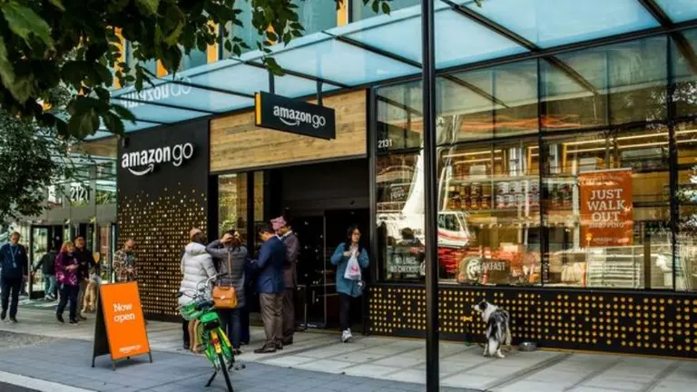 Amazon redobla su apuesta con Go: planea abrir verdaderos hipermercados sin cajeros
