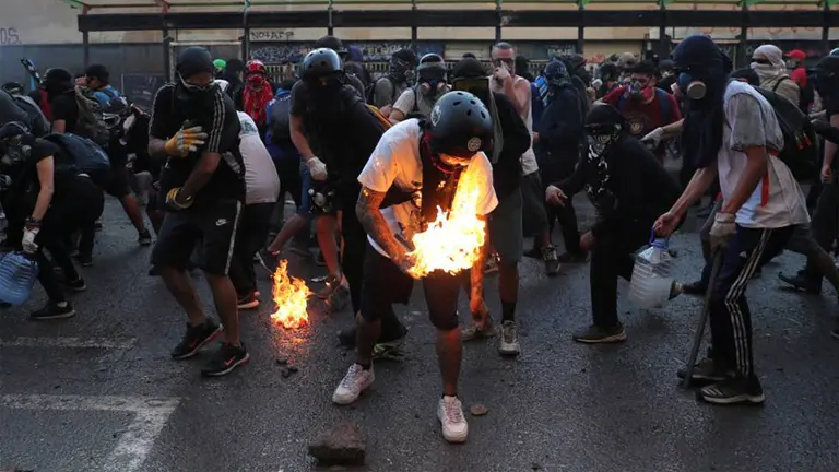 Chile: incendios, saqueos y un robo millonario a un banco en otra noche de violencia