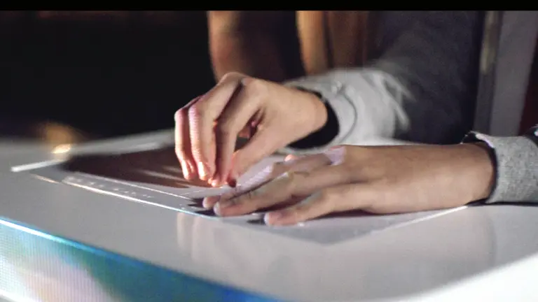 Un dispositivo permite a personas ciegas seguir el fútbol con las yemas de los dedos