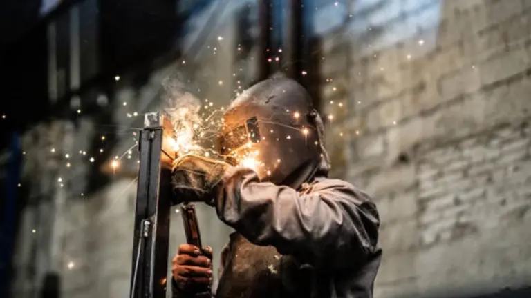 La paradoja de las Pyme industriales: aun en crisis,  no encuentran personal calificado para cubrir vacantes