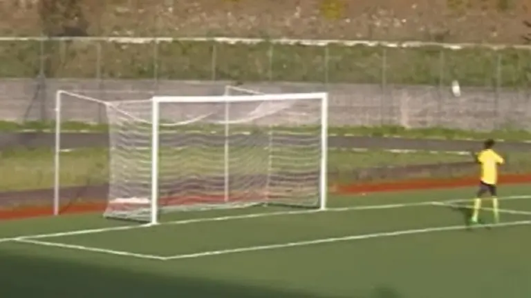 Insólito: el peor gol errado de la historia que desafió todas las leyes del fútbol