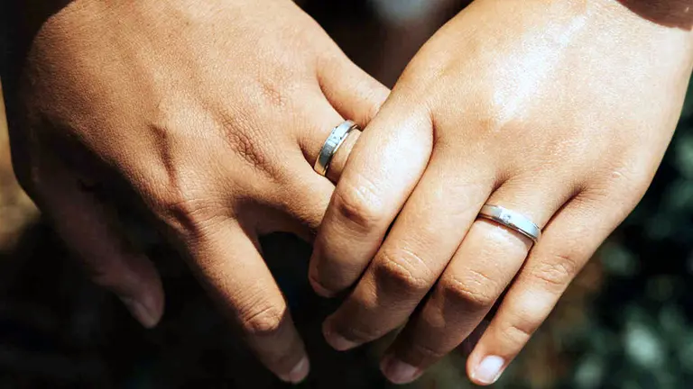 Inventaron anillos de compromiso con GPS incluido