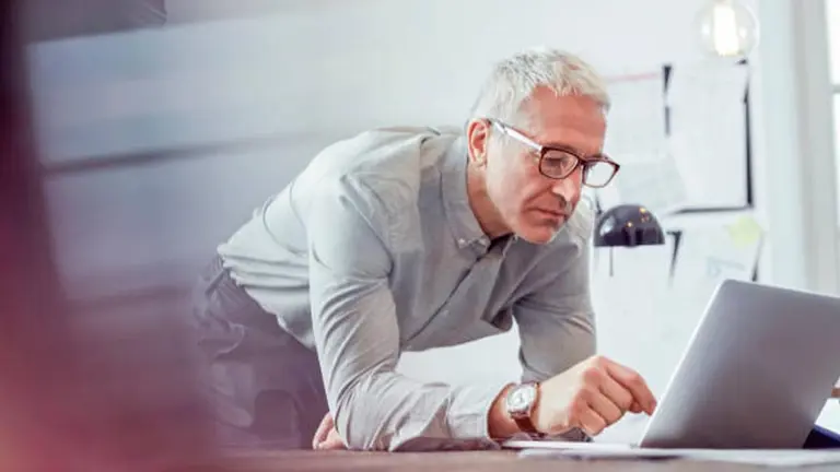 Empresas argentinas se suman a la tendencia de contratar profesionales de más de 50 años: las ventajas