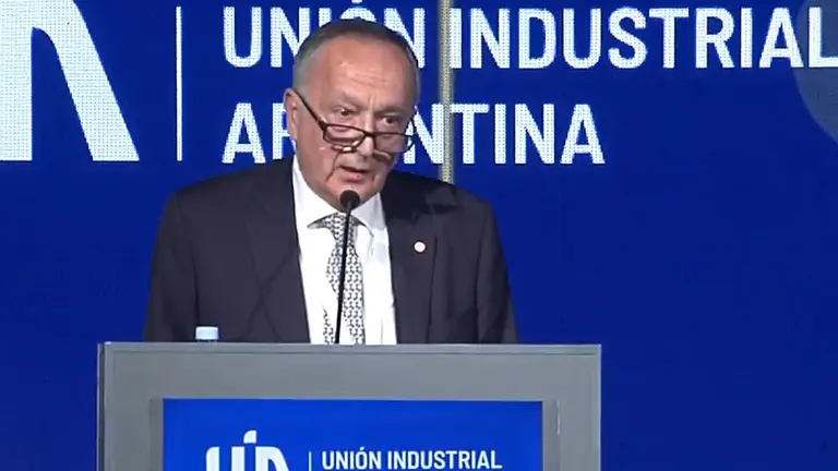 Doble indemnización por 180 días: empresarios y economistas critican la medida del Gobierno