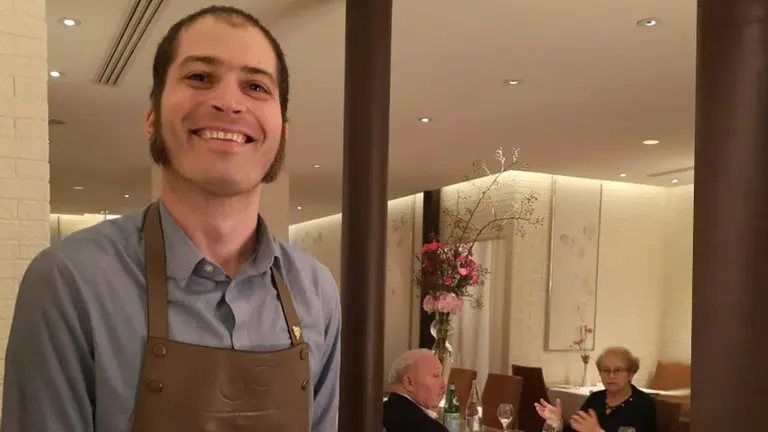 Es descendiente de un prócer, vendió su auto para poder viajar y ahora triunfa como sommelier en París