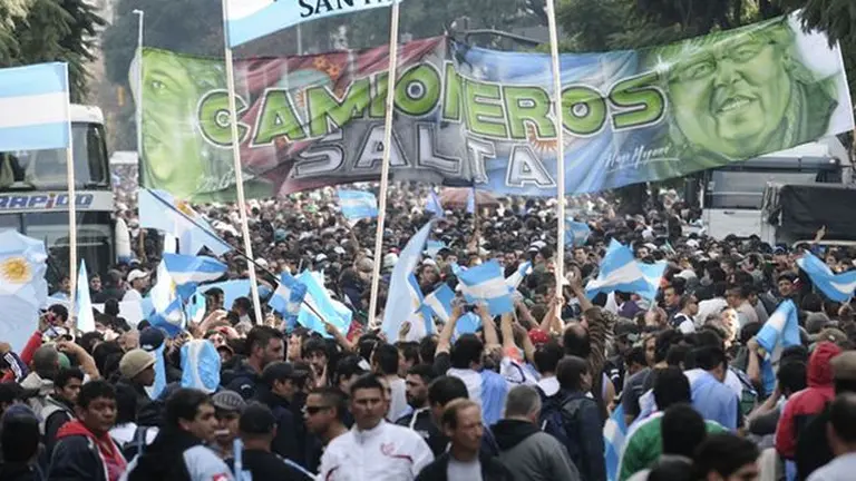 Camioneros se moviliza para pedir la reapertura de paritarias y un bono de fin de año