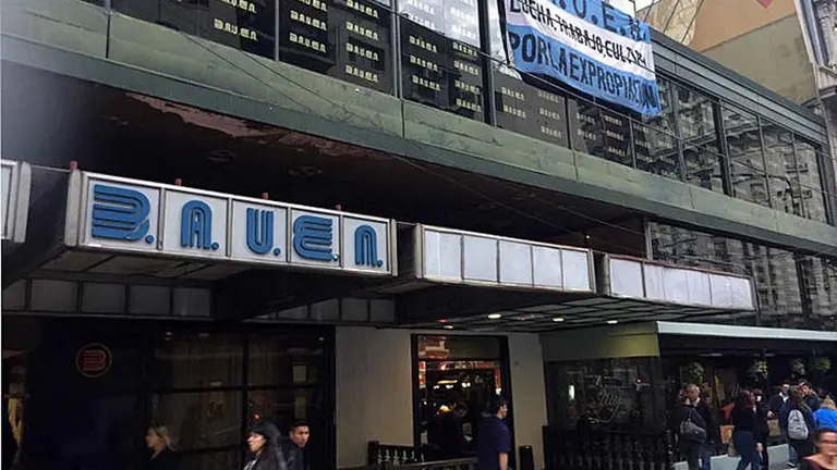 Trabajadores del Bauen realizan una vigilia: por qué ordenan desalojarlos tras 16 años de mantener el hotel