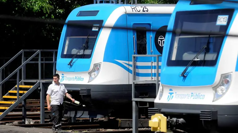 Primer conflicto laboral: el Gobierno recibe a ferroviarios que cortaron las vías después de la asunción de Fernández