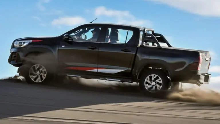 Toyota Hilux V6 ya tiene precio en la Argentina: cuál es su costo y en cuánto se diferencia de la Amarok V6