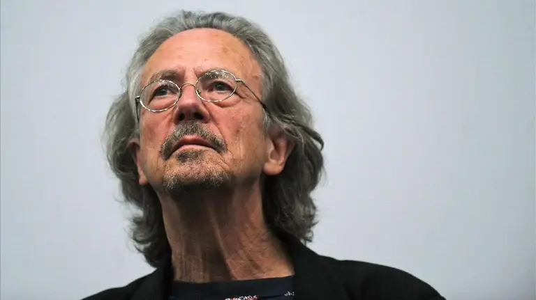 Renunciaron dos miembros del comité Nobel de Literatura por el premio a Peter Handke
