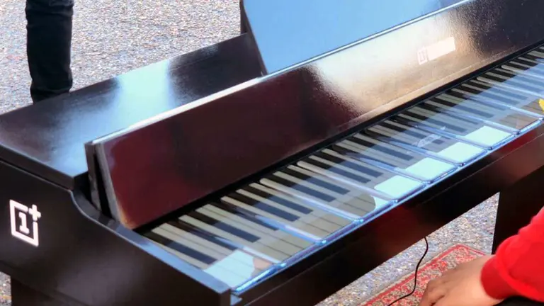 El anuncio navideño de OnePlus con un piano hecho de móviles