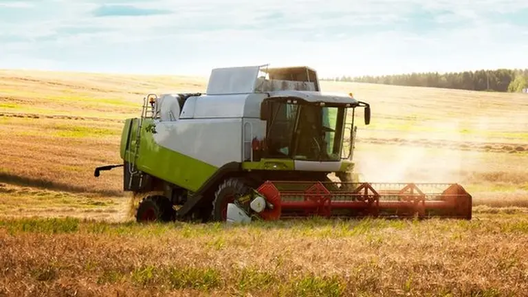 El Banco Central afirmó que los insumos para el campo deben venderse al valor del dólar oficial