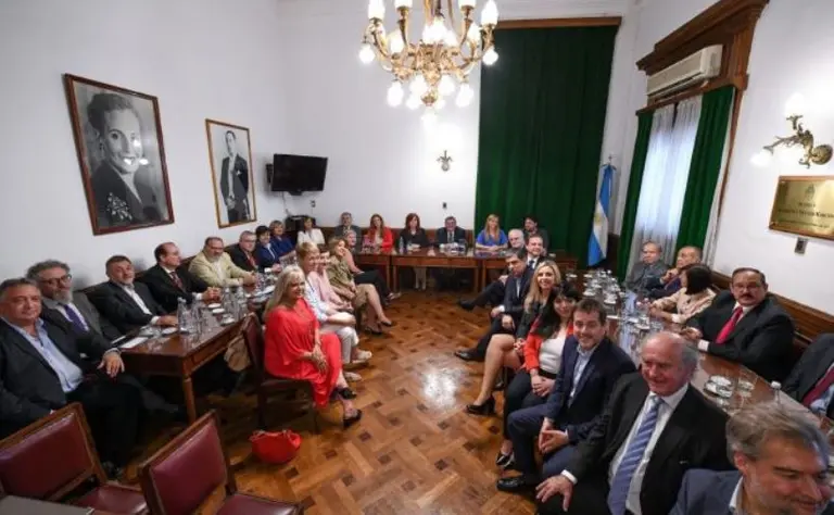 Cristina se juntó con Menem, sumó a Rodríguez Saá y consiguió armar "superbloque" de 42 senadores