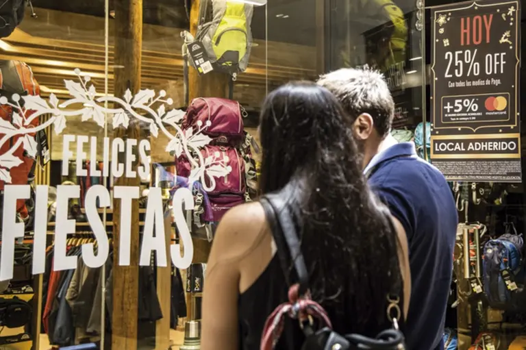 Pelea de bancos con Prisma y First Data para financiar descuentos y cuotas que lanzarán antes de las fiestas