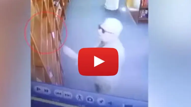 El video que muestra al embajador de México robando un libro en El Ateneo