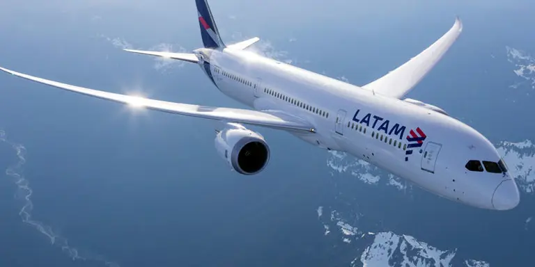 Terror y pánico entre los pasajeros de un vuelo de Latam: se incendió una turbina al despegar el avión