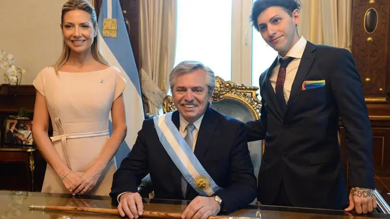 Alberto Fernández publicó sus primeras fotos en el despacho presidencial