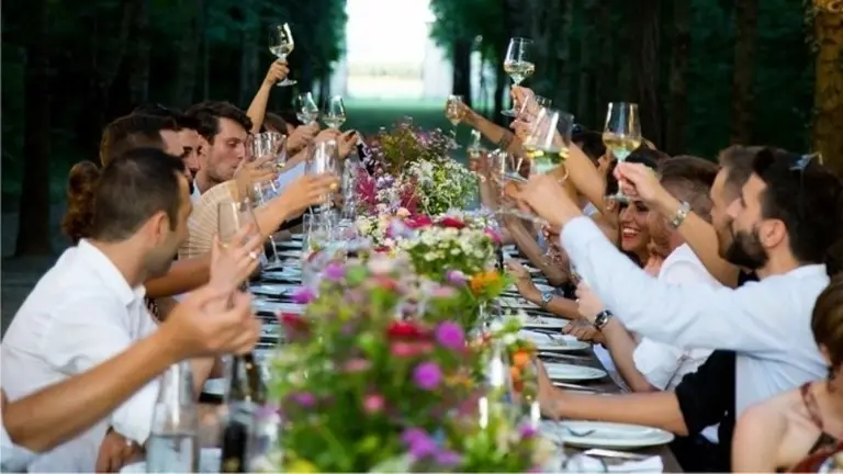 Encuesta revela qué harán las empresas para "agasajar" a empleados durante las fiestas de fin de año