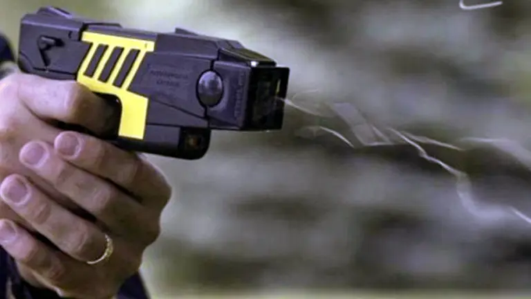 Presentan proyecto para permitir que las pistolas Taser sean de uso civil