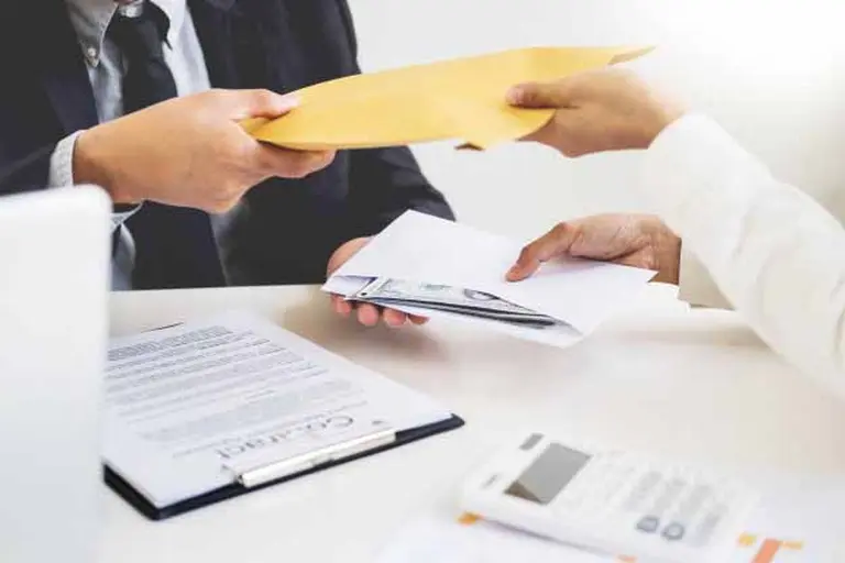 Escándalo político: filmaron a dos funcionarios recibiendo bolsas con dinero